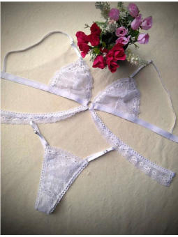 CONJUNTO DE ENCAJE CON DETALLES DE PUNTILLA